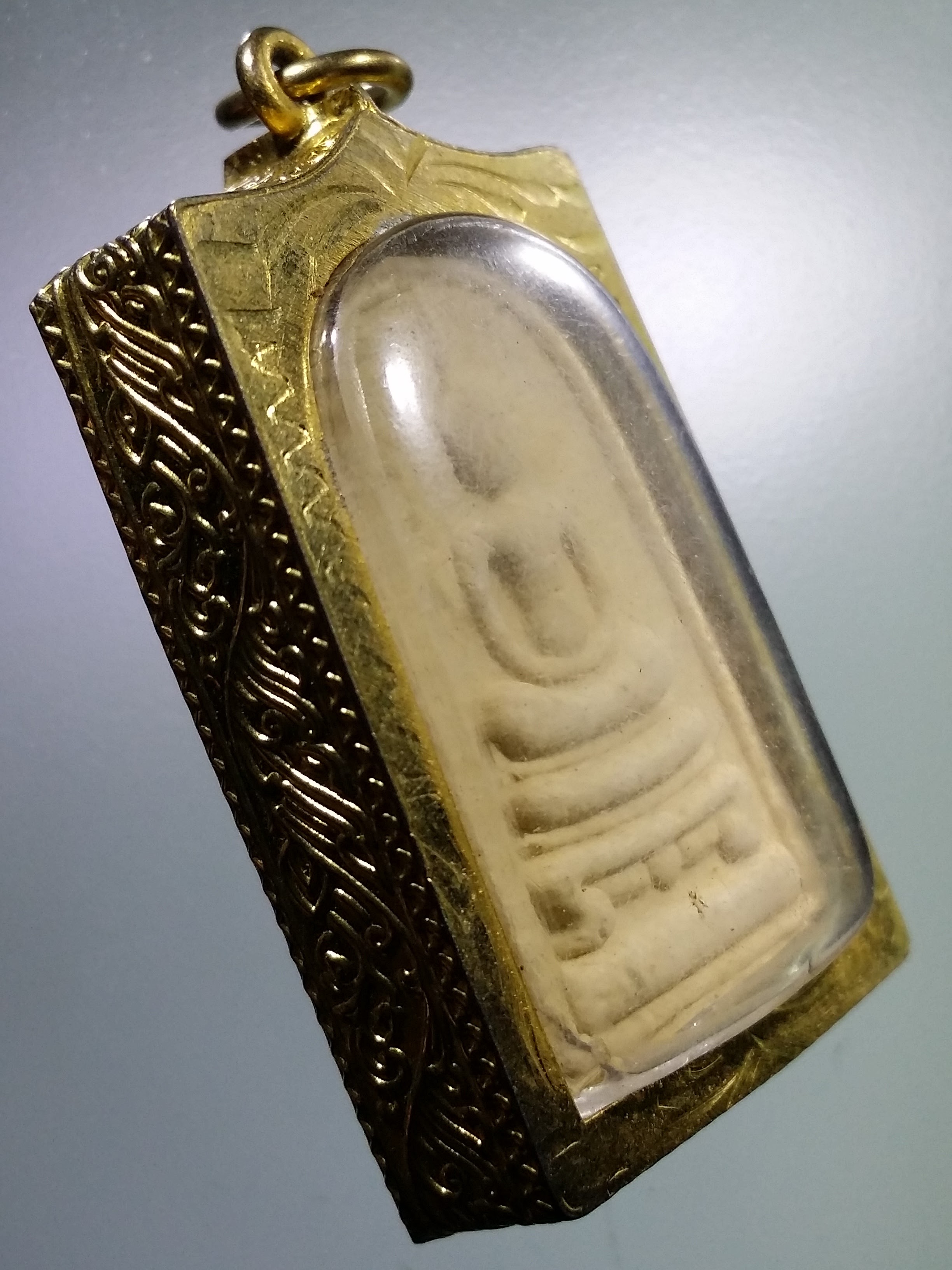 Antig LSD 010 พระสมเด็จเนื้อผง หลังรูปเหมือนหลวงพ่อเงิน ออกวัดหนองบัว อำเภอโพทะเล จังหวัดพิจิตร พร้อมตลับทองไมครอน เลี่ยมเดิมจากวัด พระรายการนี้ให้เช่าบูชาแล้ว