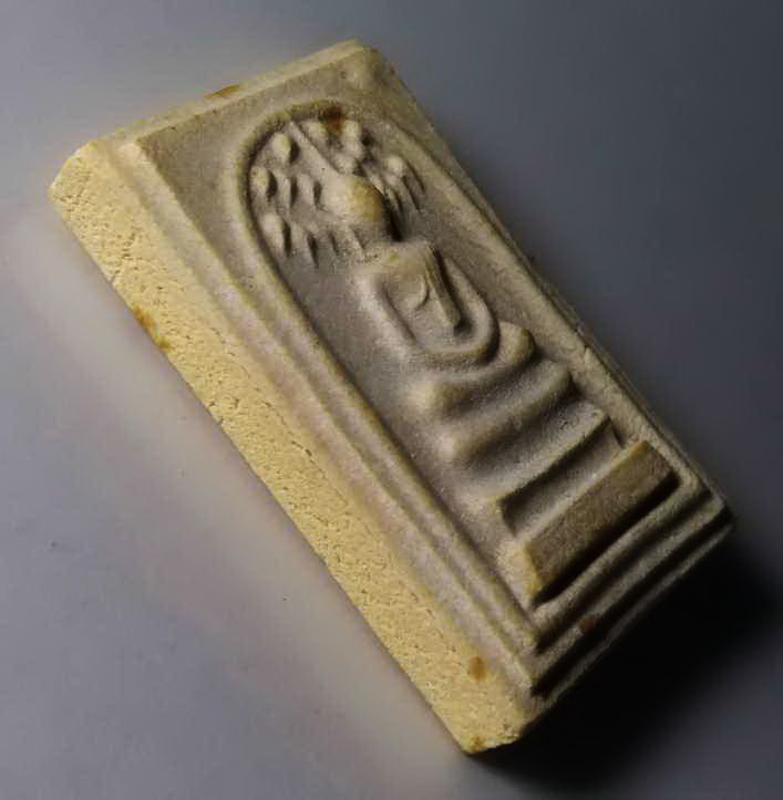 รหัสสินค้า พระสมเด็จ วัดต่างๆ 239 พระสมเด็จเนื้อผงพิมพ์ปรกโพธิ์ ที่ระลึก 60 พรรษาสมเด็จพระบรมราชินีนาถ สร้างปี 2535 มูลนิธิธรรมชีวิน จัดสร้าง