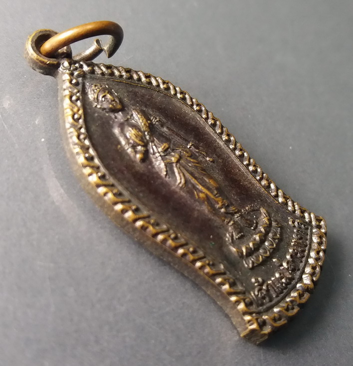 รหัสสินค้า เหรียญพระพุทธ 375 เหรียญเจ้าแม่จามเทวี ที่ระลึกงานพิธีไหว้ครูเสด็จแม่จามเทวี สร้างปี 2542 คุณแม่ประภา ความไพบูลย์ สร้างถวาย พระรายการนี้ให้เช่าบูชาแล้ว