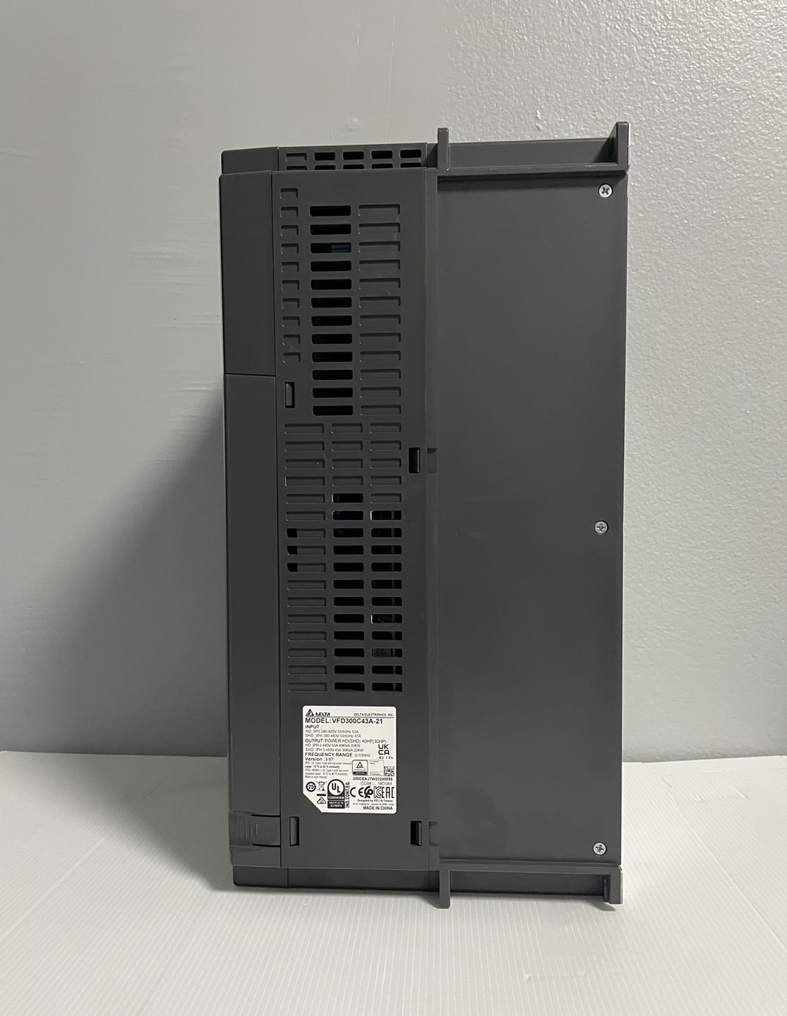 Delta Inverter VFD300C43A-21 40HP 30kW (Input 380V 3-Phase Output 380V 3-Phase )