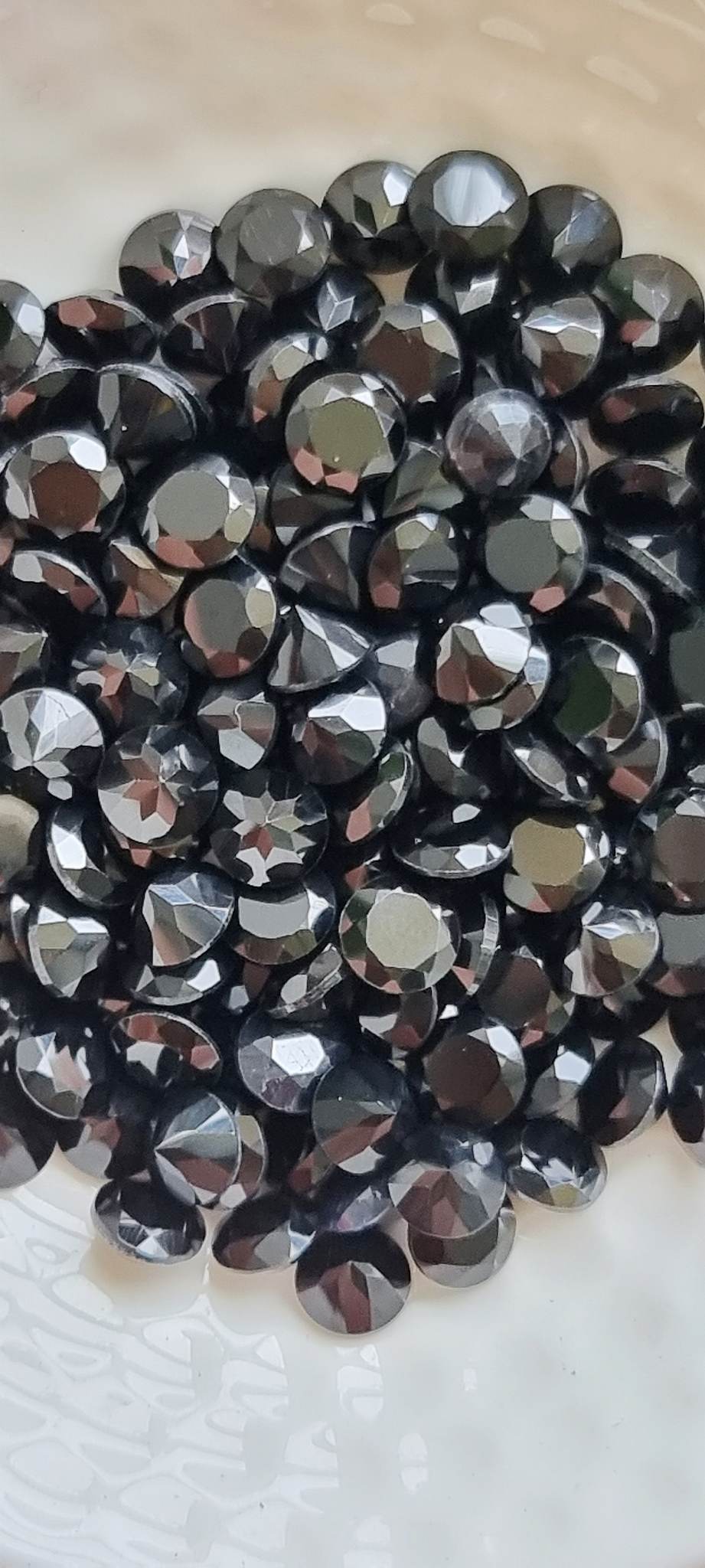 พลอยนิลแท้กลมเจียรเหลี่ยม 5.0 mm. 5 กะรัต