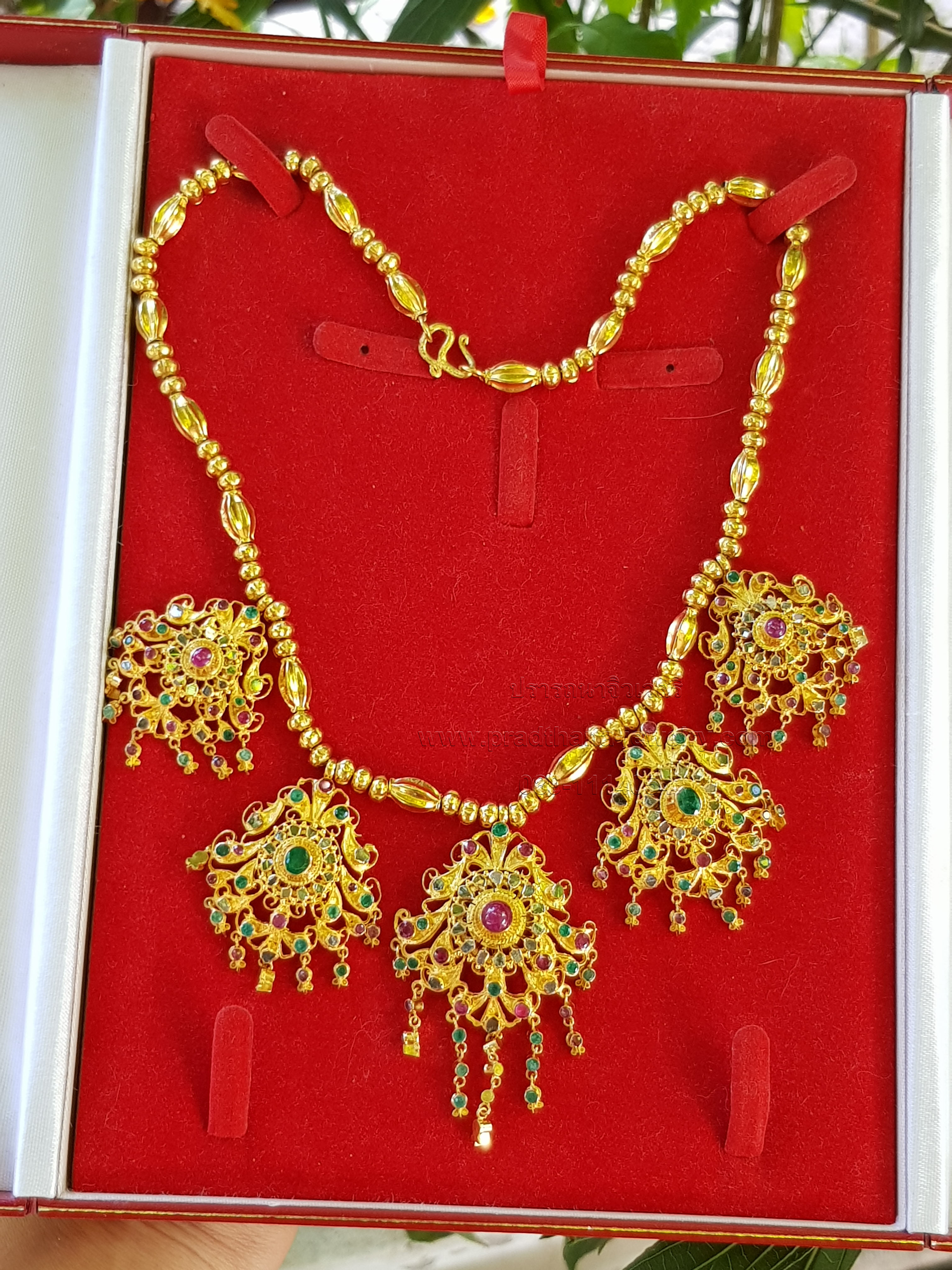 สร้อยคออุบะห้าช่อสามสี