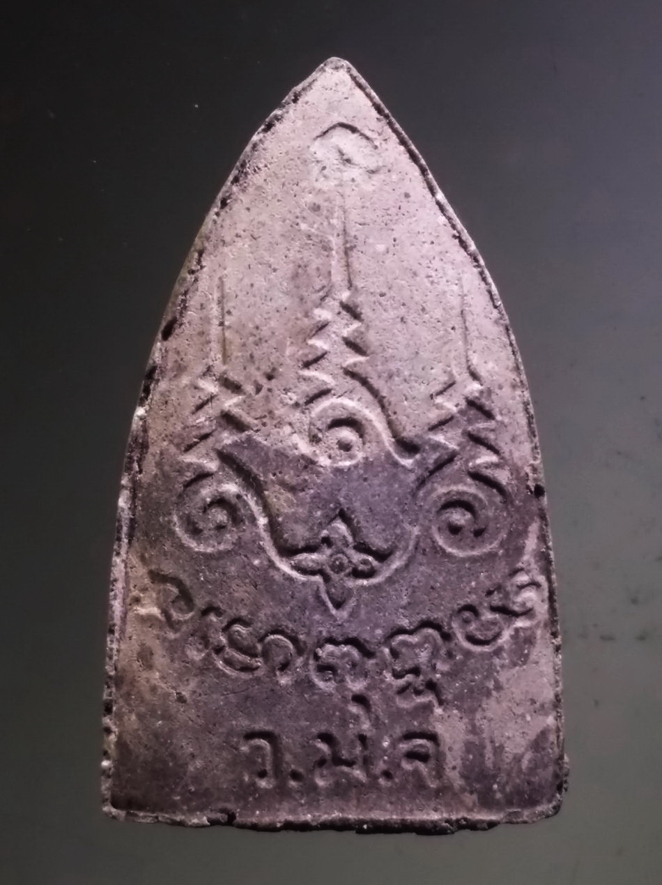 รหัสสินค้า หลวงปู่ทวด วัดต่างๆ 643 หลวงปู่ทวด เนื้อว่าน ฝังตะกรุดเงิน ด้านหลัง มีชื่อย่อวัด ว.ม.จ.