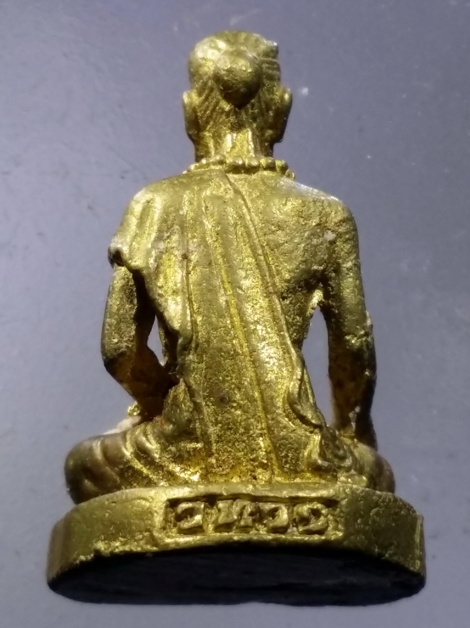 รหัสสินค้า พระมีกล่อง 3639 รูปหล่อบรมครูหมอชีวกโกมารภัจจ์ วัดทวีการะอนันต์ จังหวัดปทุมธานี เนื้อทองระฆัง สภาพผิวเดิมๆ แป้งเจิมในพิธียังอยู่ครับ