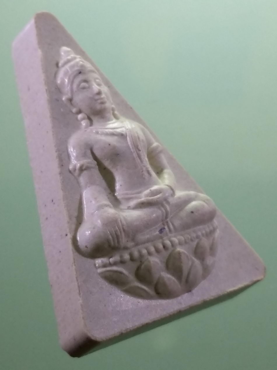 รหัสสินค้า พระมีกล่อง 4048 พระนางพญา หลังพระนามย่อ สก. เฉลิมพระชนม์พรรษา 6 รอบ สมเด็จพระบรมราชินีนาถ สภาผู้แทนราษฎรจัดสร้างปี 2547 พระดีพิธีใหญ่