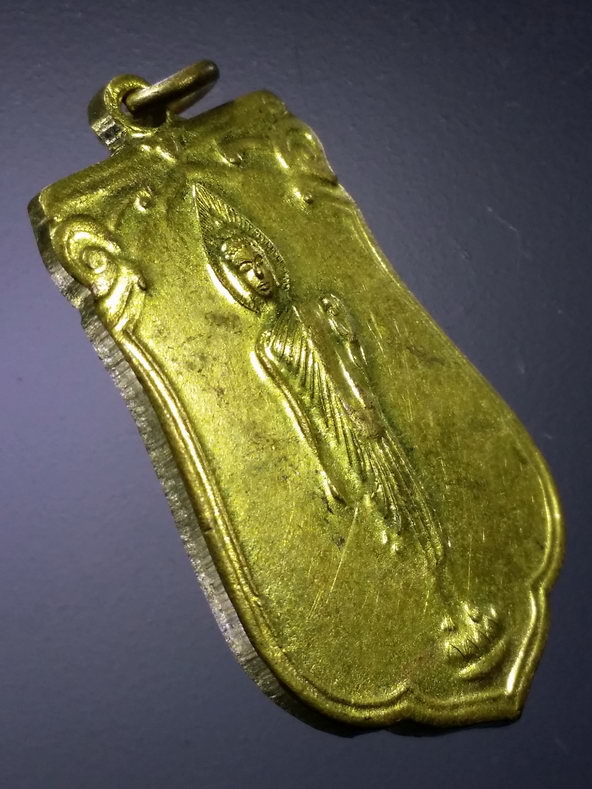 รหัสสินค้า เหรียญพระพุทธ 3951 เหรียญทองฝาบาตร ล้อพิมพ์เหรียญเสมา 25 พุทธศตวรรษ วัดพระนอนจักรสีห์ จังหวัดสิงห์บุรี หลังยันต์คาถาบารมี 30 ทัศ