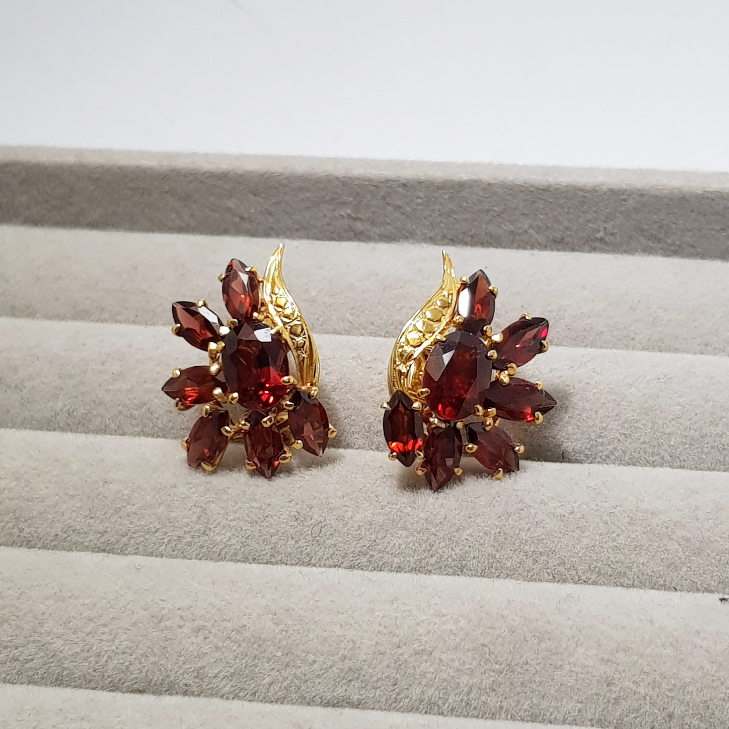 ต่างหูโกเมนลายช่อดอกไม้ **ขายแล้ว**