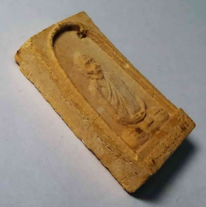 รหัสสินค้า พระเนื้อดิน เนื้อผง เนื้อว่าน 060 พระผงรูปเหมือนหลวงปู่ปัญญา วัดหนองผักหนาม จังหวัดชลบุรี