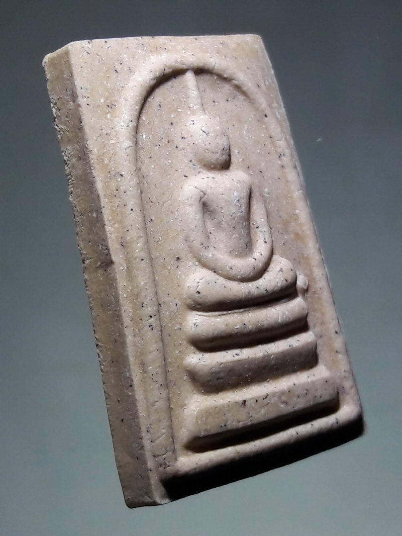 รหัสสินค้า พระมีกล่อง 213 พระสมเด็จ รุ่นบรรจุกรุ วัดอัมพุวราราม จังหวัดปทุมธานี จักรพรรดิพระเครื่องแห่งสยามประเทศ ขนาดเทียบกับเหรียญบาท พระสวยกล่องเดิม