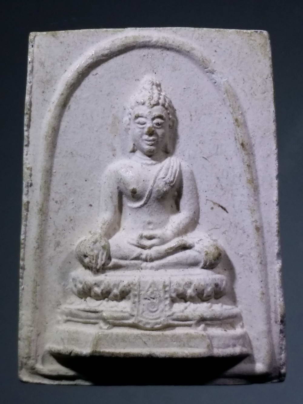รหัสสินค้า พระเนื้อดิน เนื้อผง เนื้อว่าน 1005 พระพุทธเชียงแสนสิงห์หนึ่งเนื้อผง สำนักปฏิบัติธรรมหลวงปู่บุดดา ถาวโร จังหวัดสิงห์บุรี สร้างปี 2539