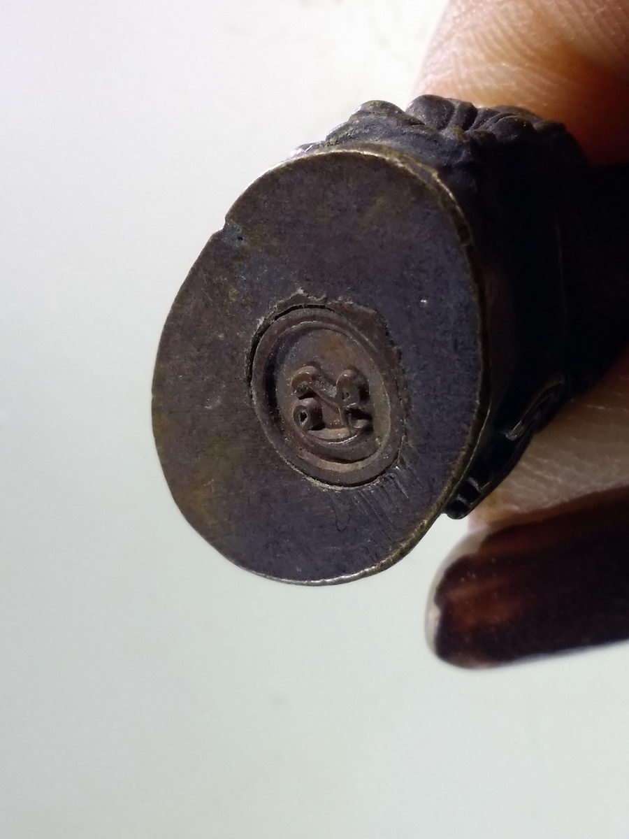 Antig FB 10539 พระกริ่ง หลังยันต์พุฒซ้อน ไม่ทราบที่ ยันต์คล้ายของหลวงพ่อแพ วัดพิกุลทอง จังหวัดสิงห์บุรี ผมหาข้อมูลทางอินเตอร์เน็ตไม่เจอครับ กริ่งเขย่าดังกังวาน