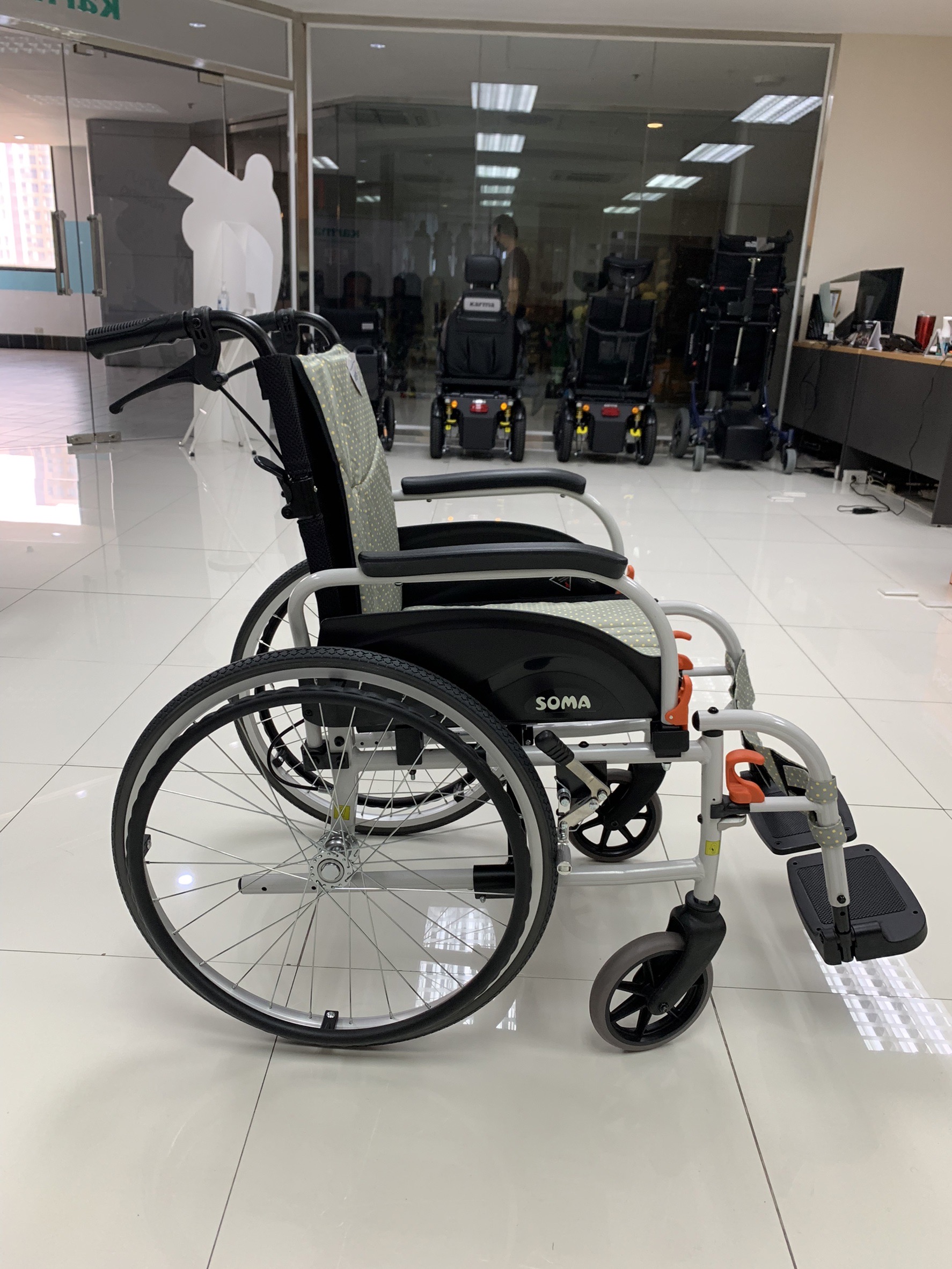 SALE รถเข็นอลูมินัมอัลลอยด์โซม่า SOMA รุ่น Agile เบาะกว้าง 18 นิ้ว สะดวกสบาย ถอดชิ้นส่วนได้ เปิดที่พักแขนขึ้นได้ รองรับน้ำหนักสูงสุด 115 กิโลกรัม