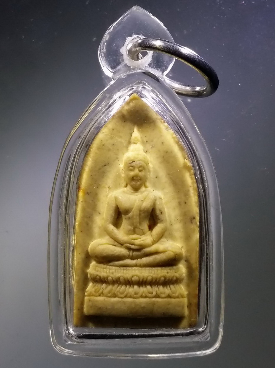 Antig FB 11805 พระพุทธเนื้อผง ปางสมาธิ หลัง ภปร. เลี่ยมพลาสติกพร้อมใช้ ไม่ทราบปีที่สร้าง เก่าครับมีอายุ