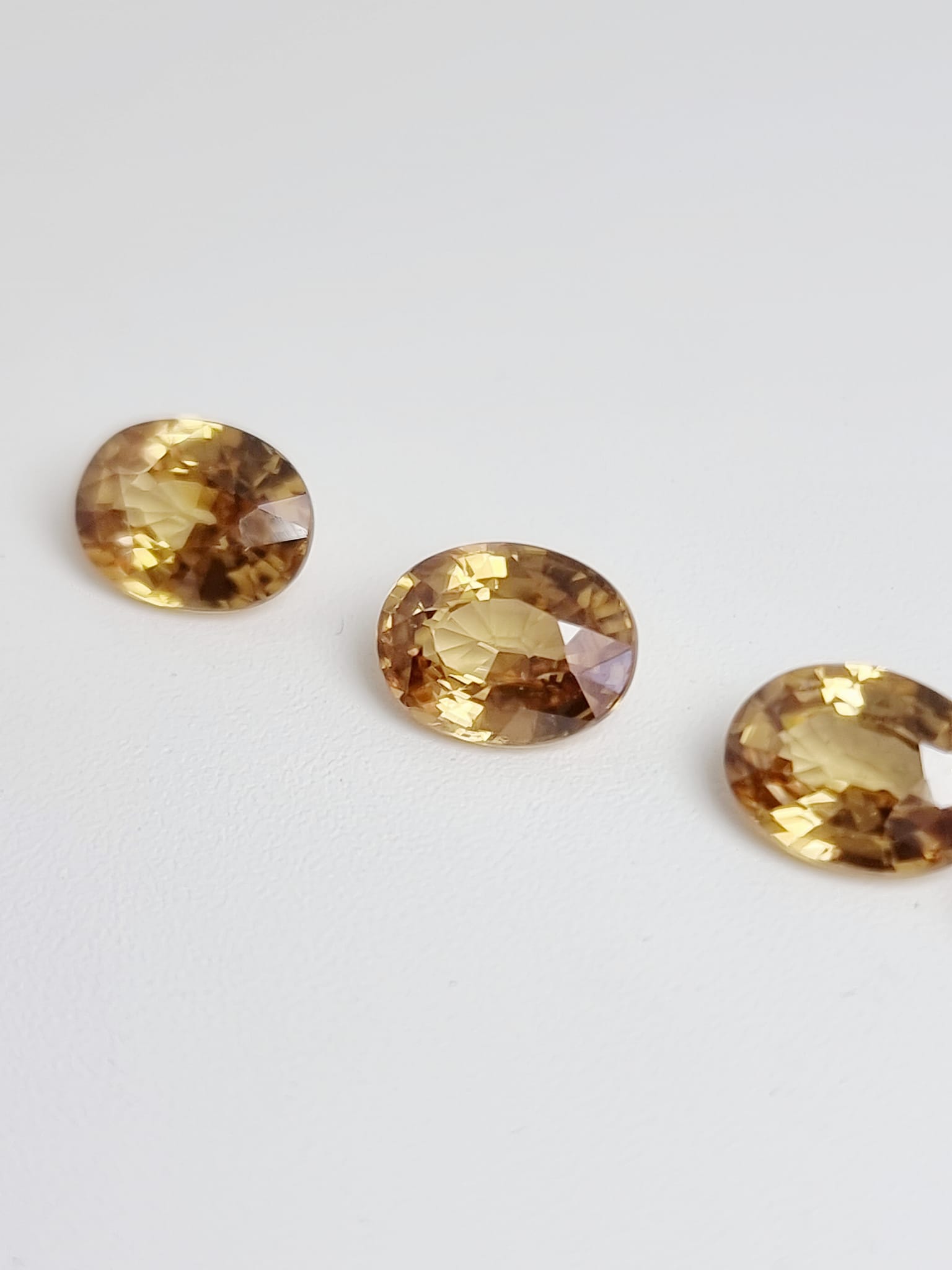 พลอยเพทายดิบ (Zircon Unheated) 8x6 mm.6 เม็ด ชุดละ 1,990 บาท