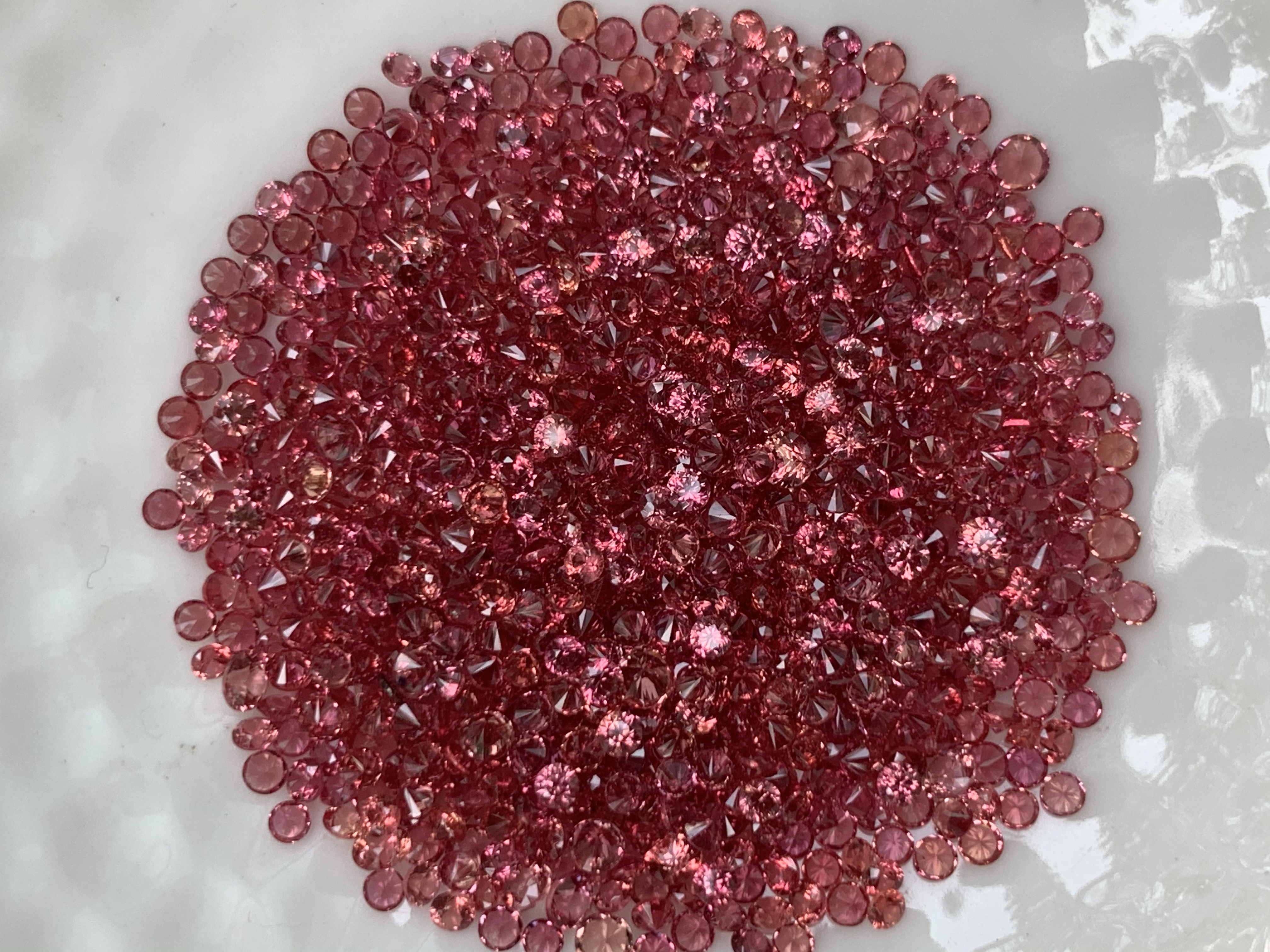 Orange-Red sapphire กลม 1.5 มม. 1 กะรัต