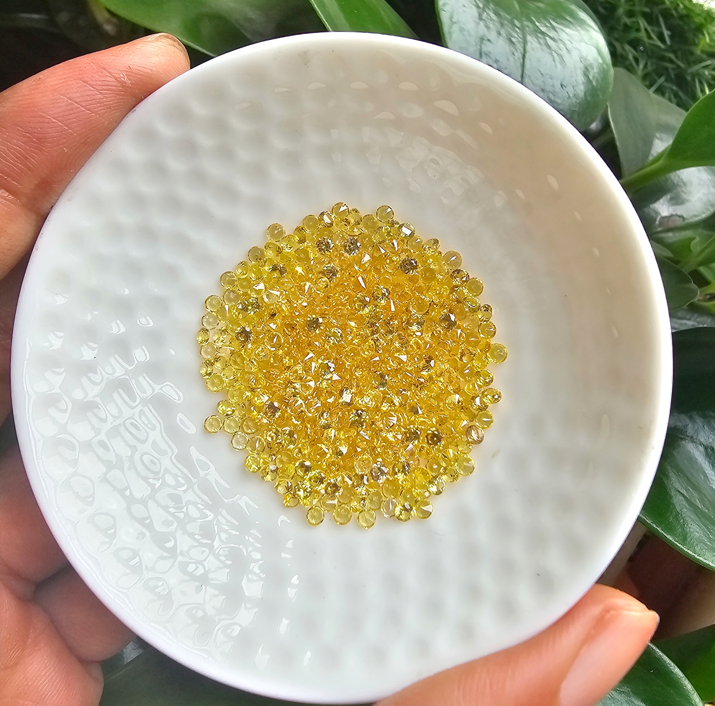 บุษราคัมสีเหลืองมะนาวกลม 2.5 มม. 1 กะรัต