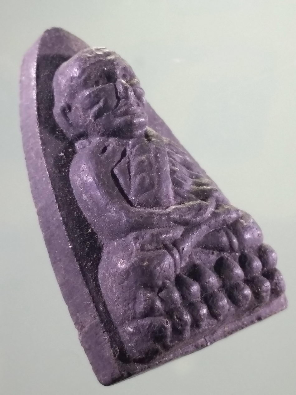 รหัสสินค้า พระเนื้อดิน เนื้อผง เนื้อว่าน 114 หลวงปู่ทวด เนื้อผงใบลาน ที่ระลึกครองราชย์ 60 ปี ในหลวงรัชกาลที่ 9 ขนาดเทียบกับเหรียญบาท