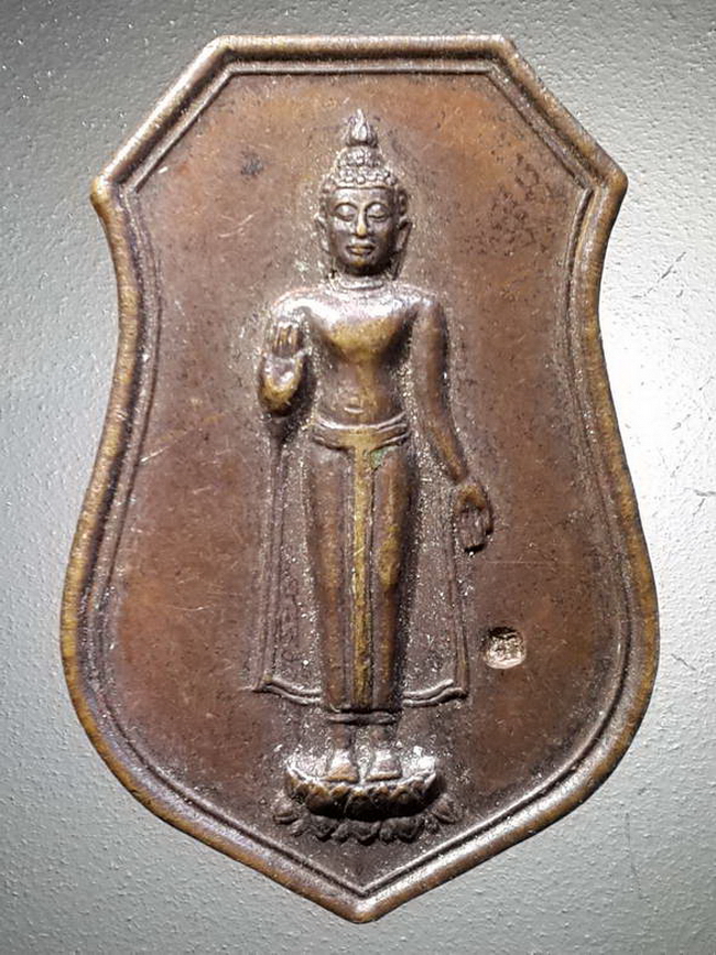 รหัสสินค้า เหรียญพระพุทธ 2750 เหรียญพระพุทธปางประทานพร สร้างปี 2543 ตอกโค๊ต ไม่ทราบที่ เจ้าของเดิมบอกว่าได้จากทางชัยนาท บางทีอาจจะเป็นหลวงพ่อธรรมจักร วัดธรรมามูล แต่ผมไม่ยืนยันนะครับ พระรายการนี้ให้เช่าบูชาแล้ว