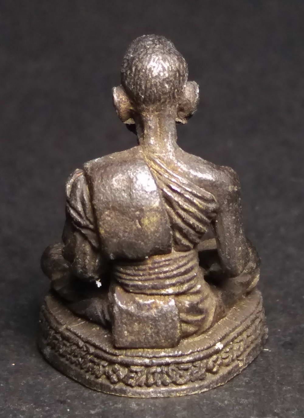 รหัสสินค้า พระกริ่ง พระหล่อ 153 รูปหล่อพระครูประดิษฐ์ธรรมคุณ วัดมงคลนิมิตร อำเภอตรอน จังหวัดอุตรดิตถ์ เนื้อทองเหลืองรมดำ