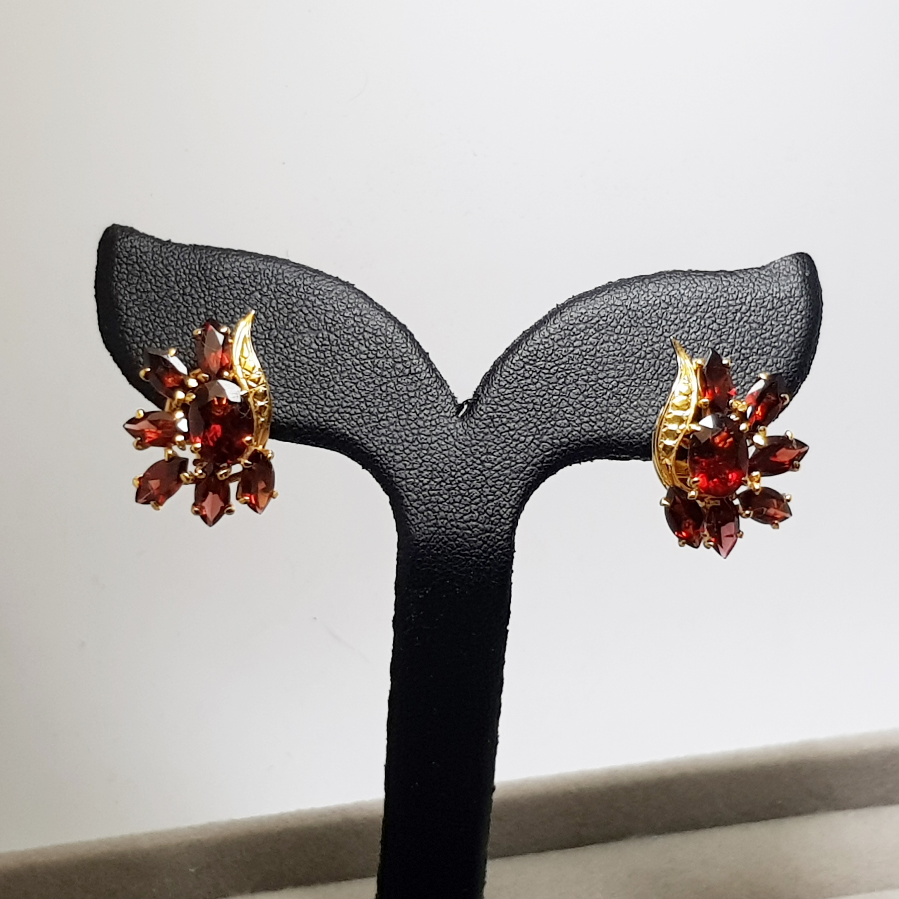 ต่างหูโกเมนลายช่อดอกไม้ **ขายแล้ว**