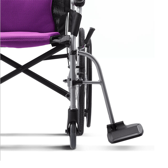 รถเข็นวีลแชร์น้ำหนักเบา อลูมินัมอัลลอยด์คาร์ม่า KARMA Ergo Lite 2 โครงพักเท้าสวิงเก็บได้ เคลื่อนย้ายผู้ใช้งานสะดวก ล้อหลังใหญ่ 20 นิ้ว น้ำหนักเบาเพียง 10.5 กิโลกรัม (รุ่นยอดนิยม)