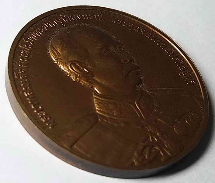 รหัสสินค้า พระมหากษัตริย์ และบุคคลสำคัญ 002 เหรียญพระบาทสมเด็จพระปรมินทรมหาจุฬาลงกรณ์ จุลจอมเกล้าเจ้าอยู่หัว รัชกาลที่ 5 ที่ระลึก 150 ปี แห่งวันพระบรมราชสมภพ สร้างเมื่อวันที่ 20 กันยายนปี 2546 พระรายการนี้ให้เช่าบูชาแล้ว