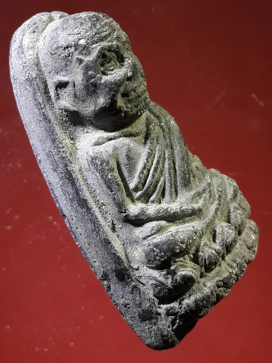 รหัสสินค้า หลวงปู่ทวด วัดต่างๆ 125 หลวงปู่ทวด วัดช้างให้ จ.ปัตตานี ไม่ทราบปีที่สร้าง เนื้อผงใบลาน พิมพ์เตารีดหัวมน หลังอูม ไม่มีตัวหนังสือ พระรายการนี้ให้เช่าบูชาแล้ว