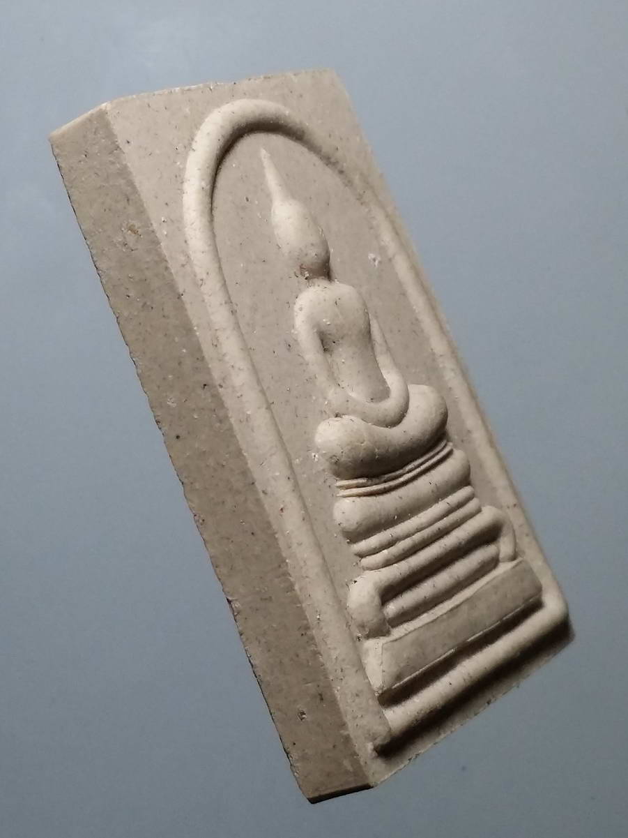 รหัสสินค้า พระมีกล่อง 259 พระสมเด็จเนื้อผง วัดเพชรจันทรส อำเภอบึงสามพัน จังหวัดเพชรบูรณ์ รุ่นพอเพียงเงินล้าน หลวงปู่ขุ้ย วัดซับตะเคียน ทำพิธีพุทธาภิเษก