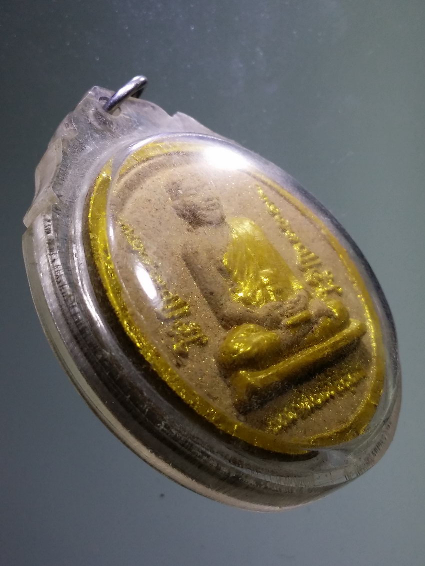 Antig LSD 022 พระผงจันทร์ลอยทาทองบรอนซ์ หลวงพ่อแจ๋ ติสสโร หลวงพ่อส้วน ปทุมุตต โร