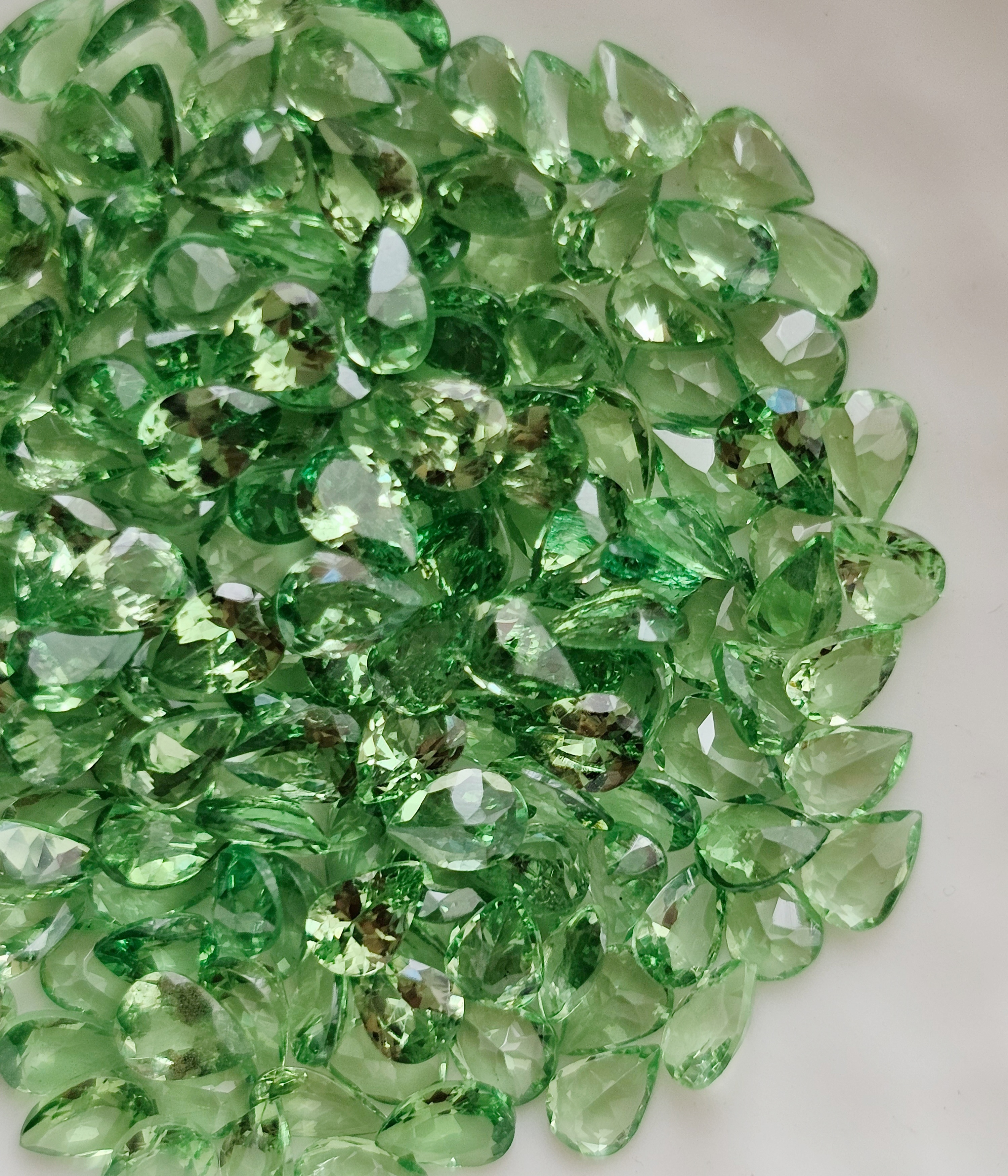 ซาโวไรท์หยดน้ำ 4x3mm. 1 กะรัต