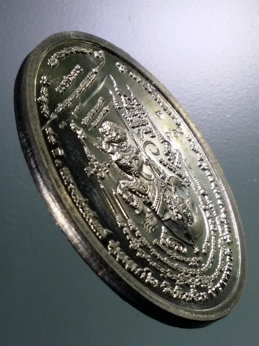 รหัสสินค้า พระมีกล่อง 140 เหรียญหนุมาน ถือหอก ถือดาบ หลวงพ่อพัฒน์ วัดห้วยด้วน อำเภอหนองบัว จังหวัดนครสวรรค์ รุ่น รวยชนะรวย เนื้อกะไหล่เงิน ลงยาจีวร ฉากสีน้ำเงิน ตอกโค๊ต หมายเลข ๗๒๐