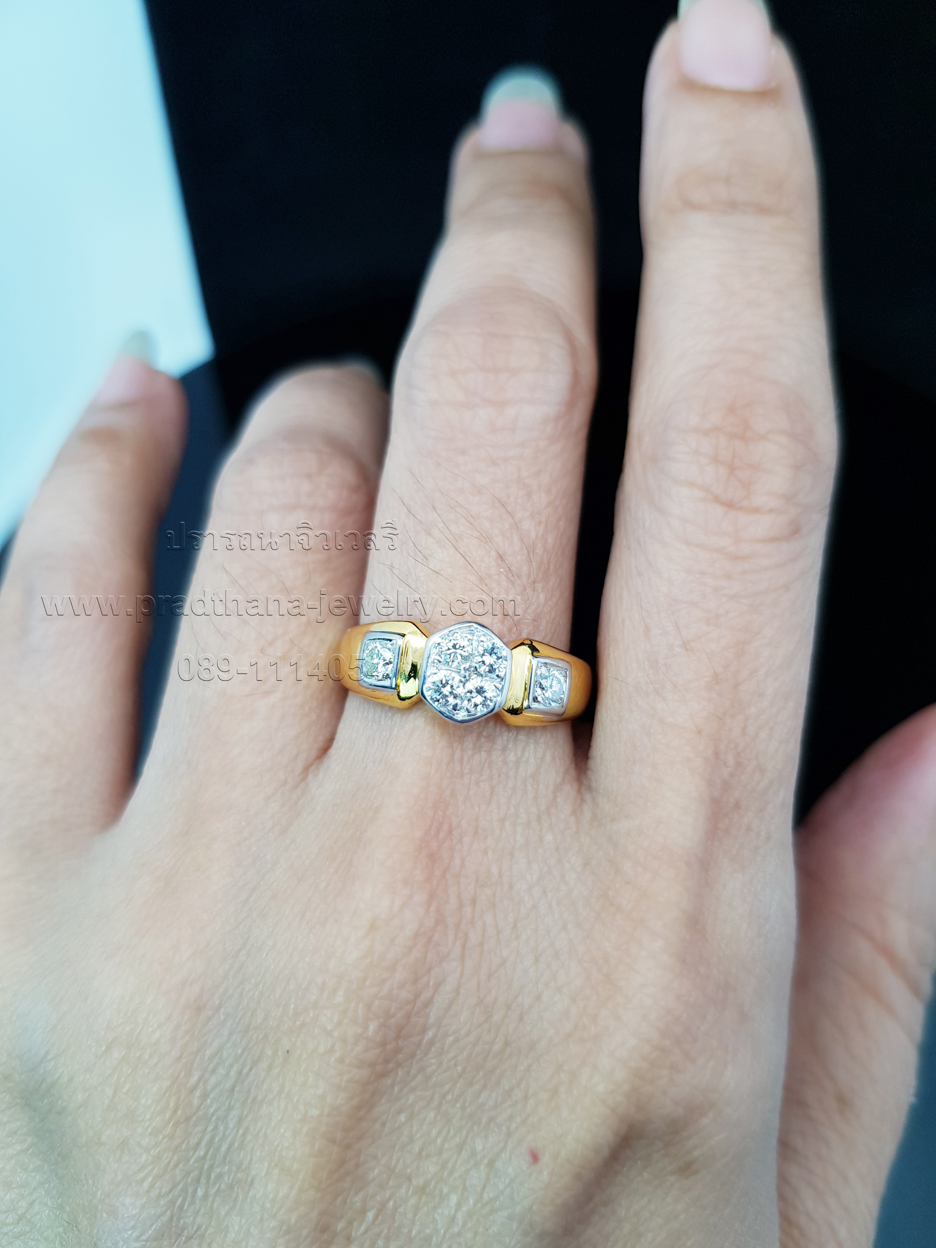 แหวนเพชรกระจุกกลางบ่าเพชร
