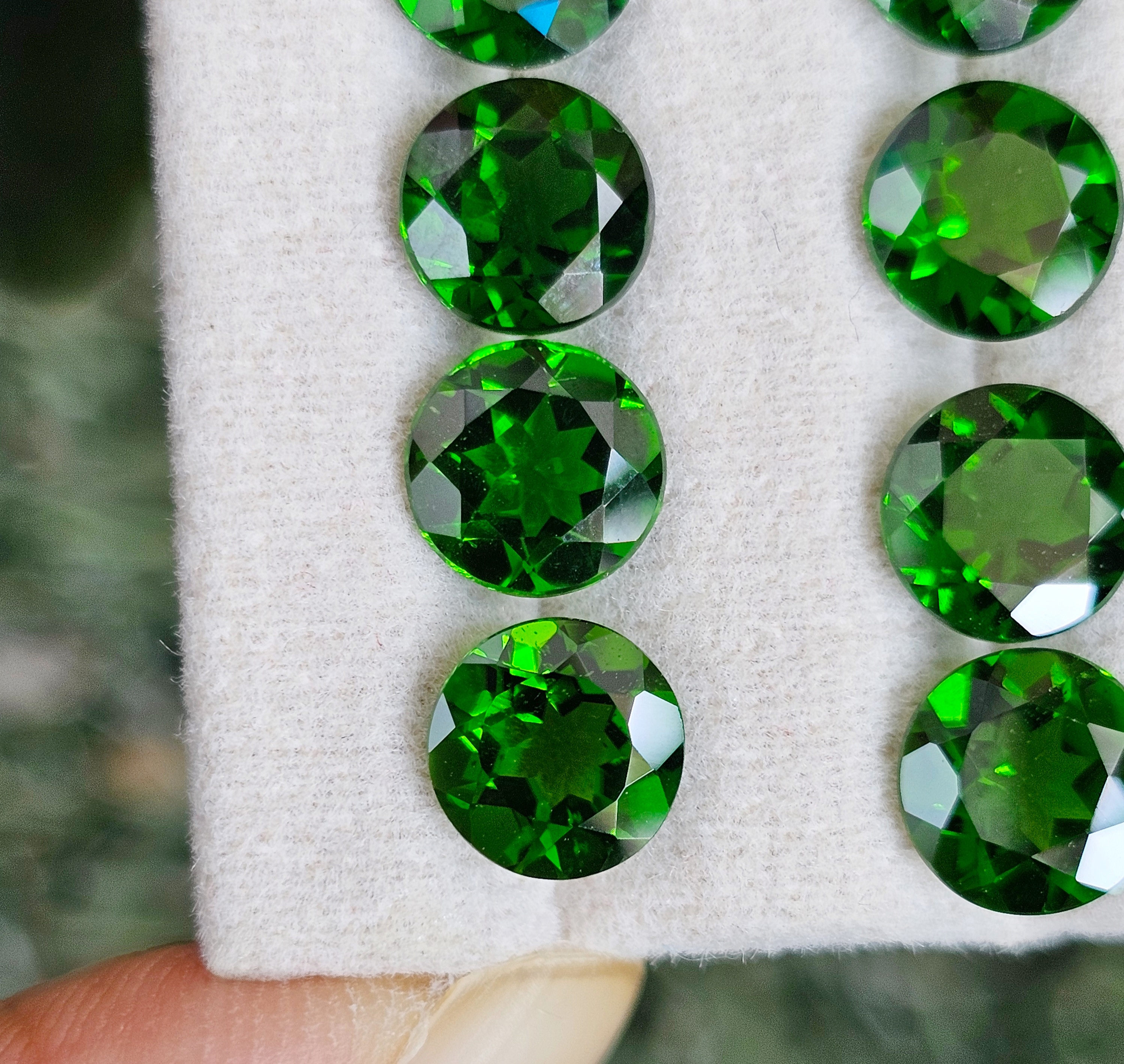 โครมไดออฟไซด์กลมเจียรเหลี่ยม 7.0มม. 1 เม็ด