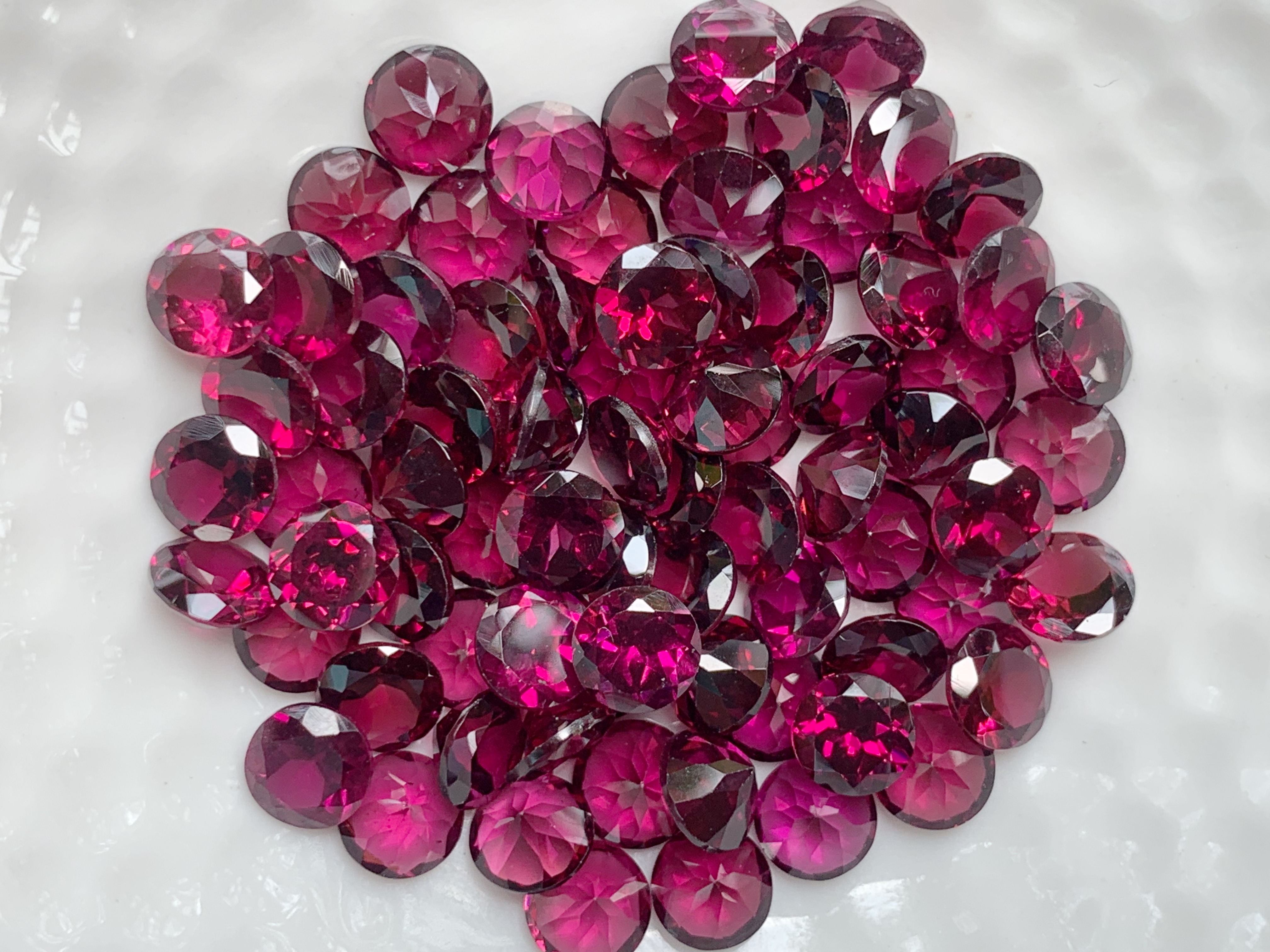 โรโดไลท์กลม 5.5 มม. 5 กะรัต