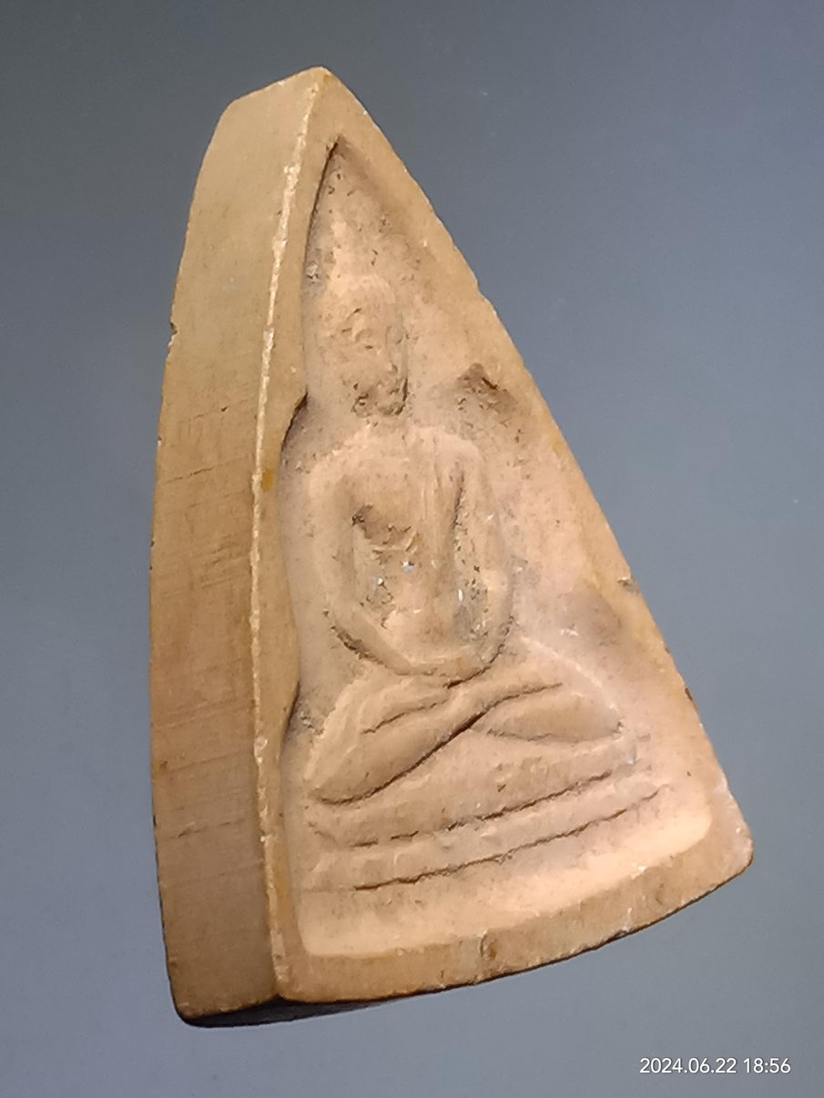 รหัสสินค้า พระเนื้อดิน เนื้อผง เนื้อว่าน 197 พระพุทธปางสมาธิ เนื้อดินเผา หลังพระนามย่อ สธ. เป็นพระศิลปะนูนต่ำครับ