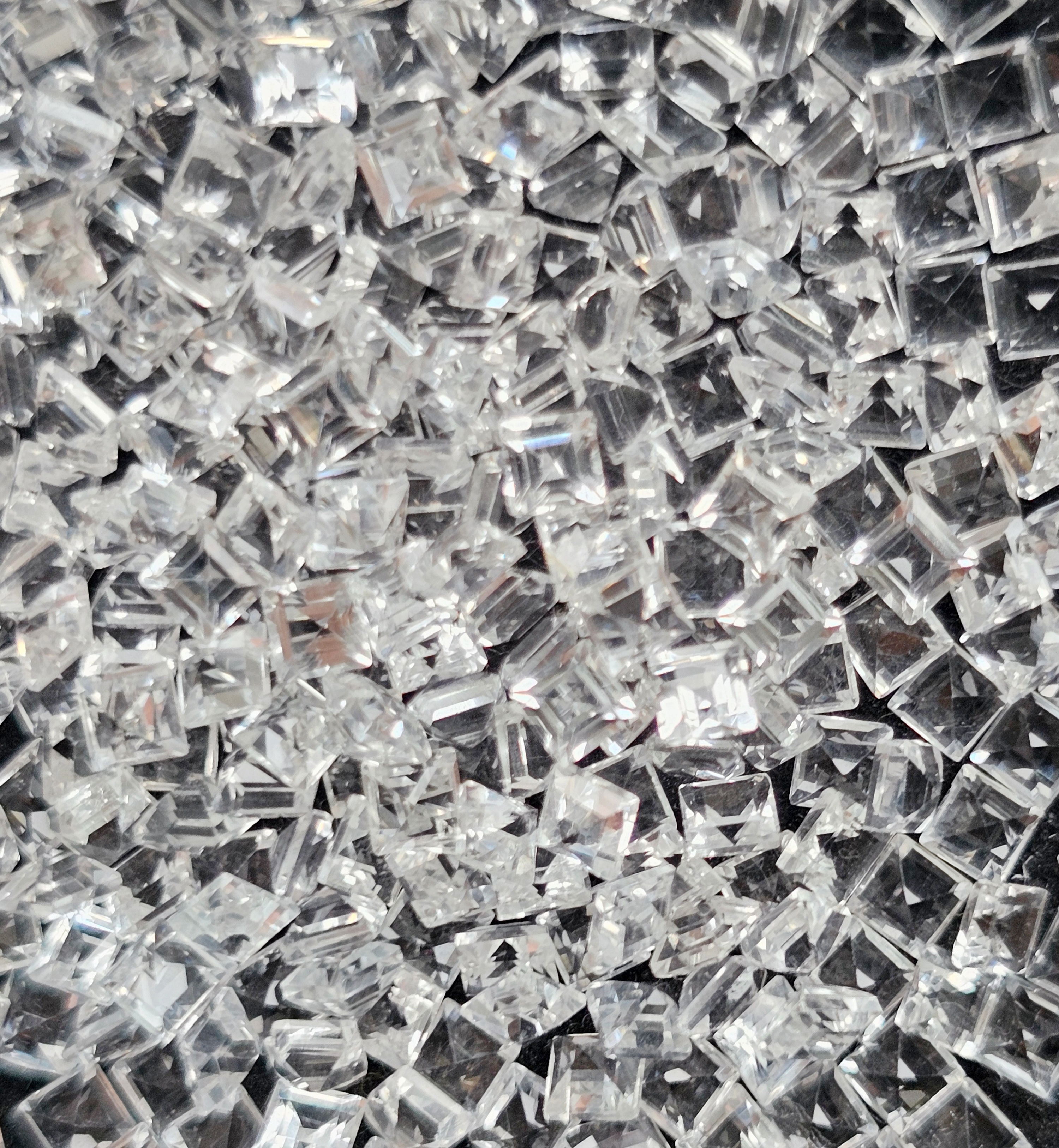 ไวท์โทปาสสี่เหลี่ยม 2.5x2.5mm. 5 กะรัต