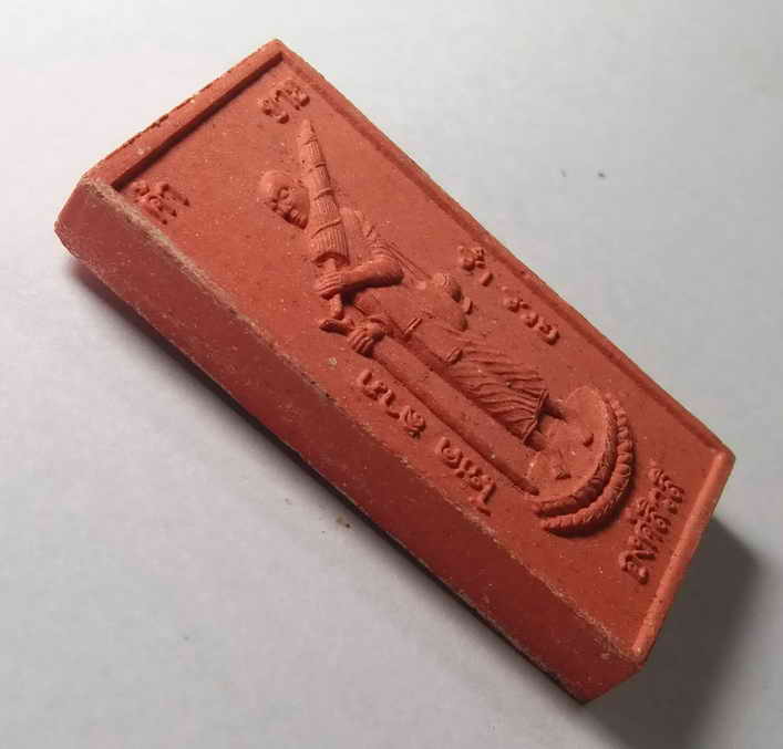 รหัสสินค้าพระเนื้อดิน เนื้อผง เนื้อว่าน 437 พระลีลาเนื้อผง องค์ทุ่งเศรษฐี ผสมแร่รัตนชาติ หลวงพ่อจำเนียรวัดถ้ำเสือจังหวัดกระบี่ หลังองค์พระสีวลี พระอรหันต์แห่งโชคลาภค้าขายร่ำรวย