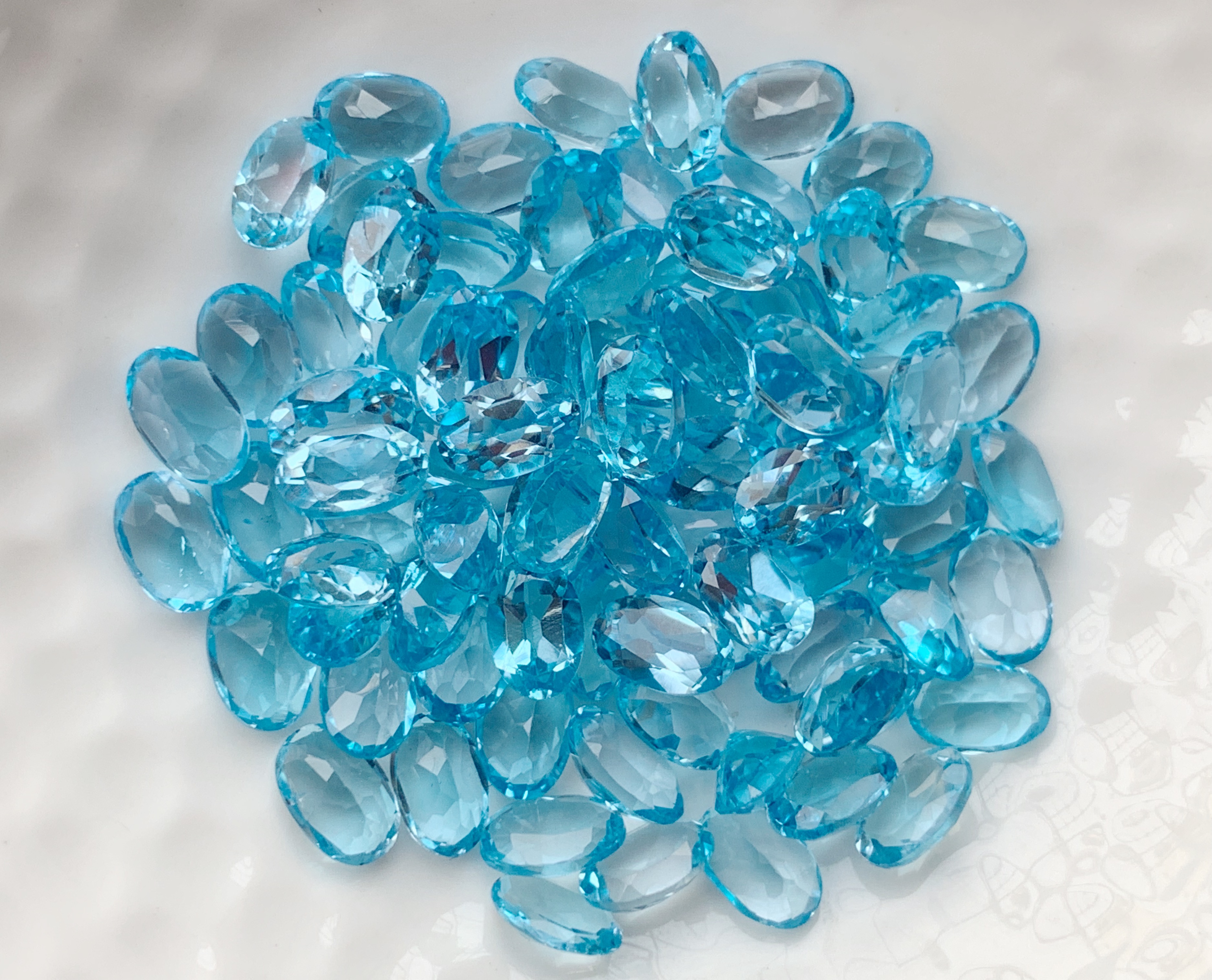 บลูโทปาสไข่ 6X4 มม. 5 กะรัต