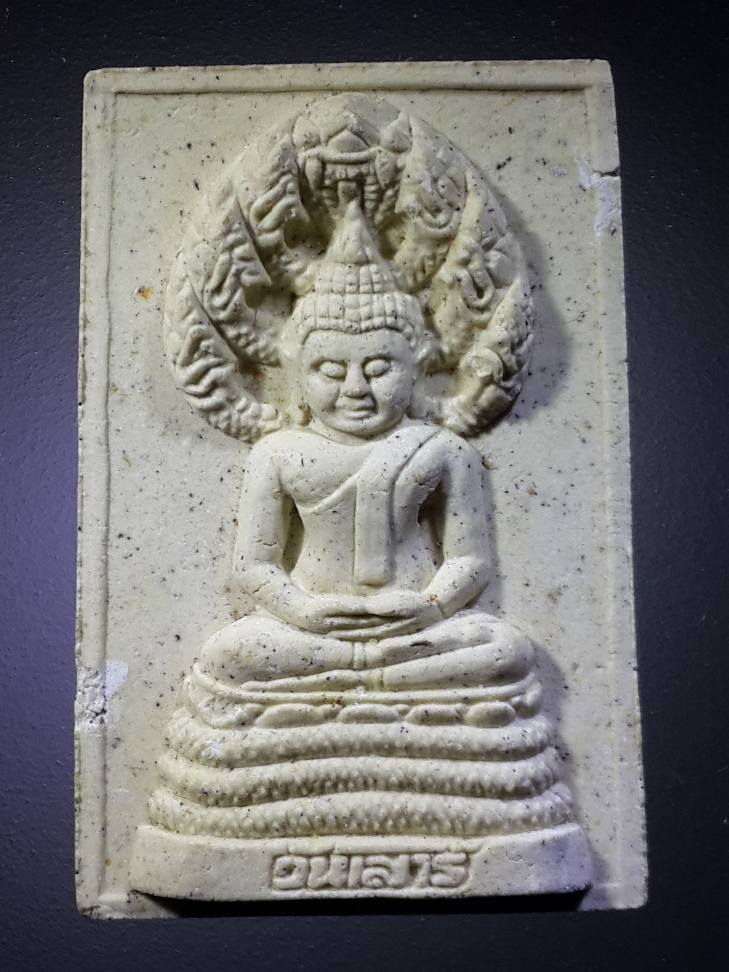 รหัสสินค้า พระมีกล่อง 402 พระผงประจำวันเกิด วันเสาร์ ผสมผงอังคารบูรพาจารย์ สายหลวงปู่มั่น ภูริทัตโต รุ่นสร้างมณฑป ปี 2557 จัดสร้างโดย วัดผาตากเสื้อ พระรายการนี้ให้เช่าบูชาแล้ว