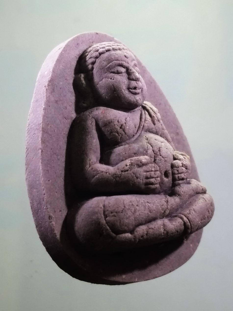 รหัสสินค้า พระเนื้อดิน เนื้อผง เนื้อว่าน 287 พระสังกัจจายน์เนื้อผง หลวงพ่อปกรณ์ วัดถ้ำผาแด่น จังหวัดสกลนคร ขนาดเทียบกับเหรียญบาท