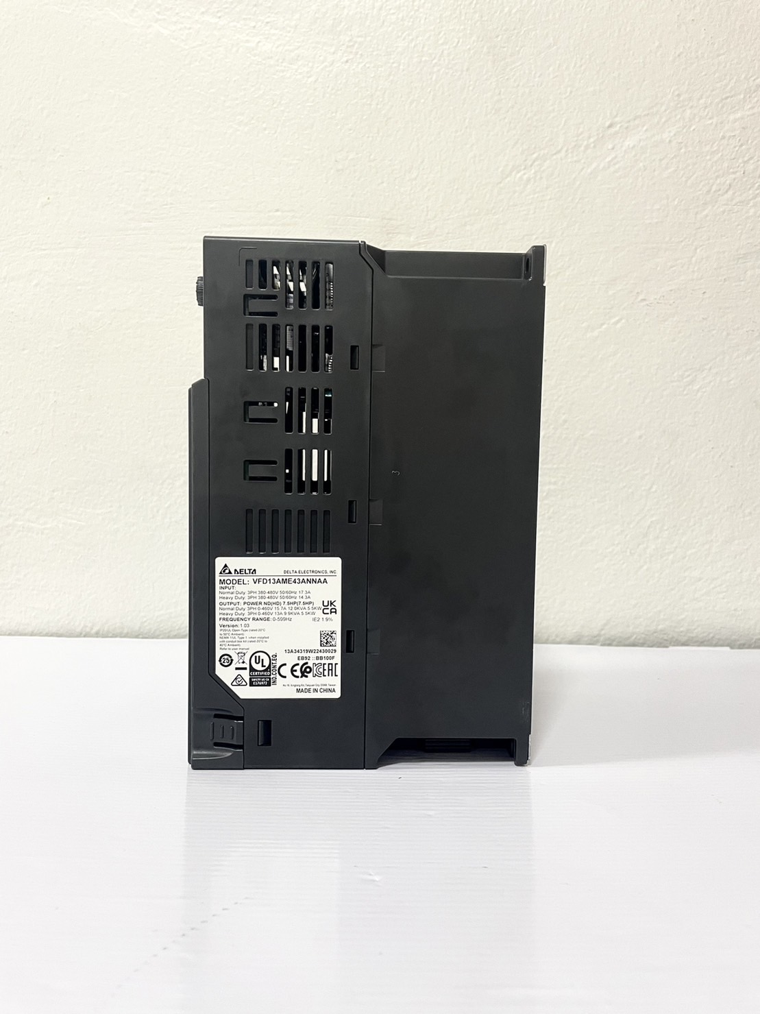 Delta Inverter VFD13AME43ANNAA 7.5HP 5.5KW (Input 380V 3-Phase Output 380V 3-Phase )