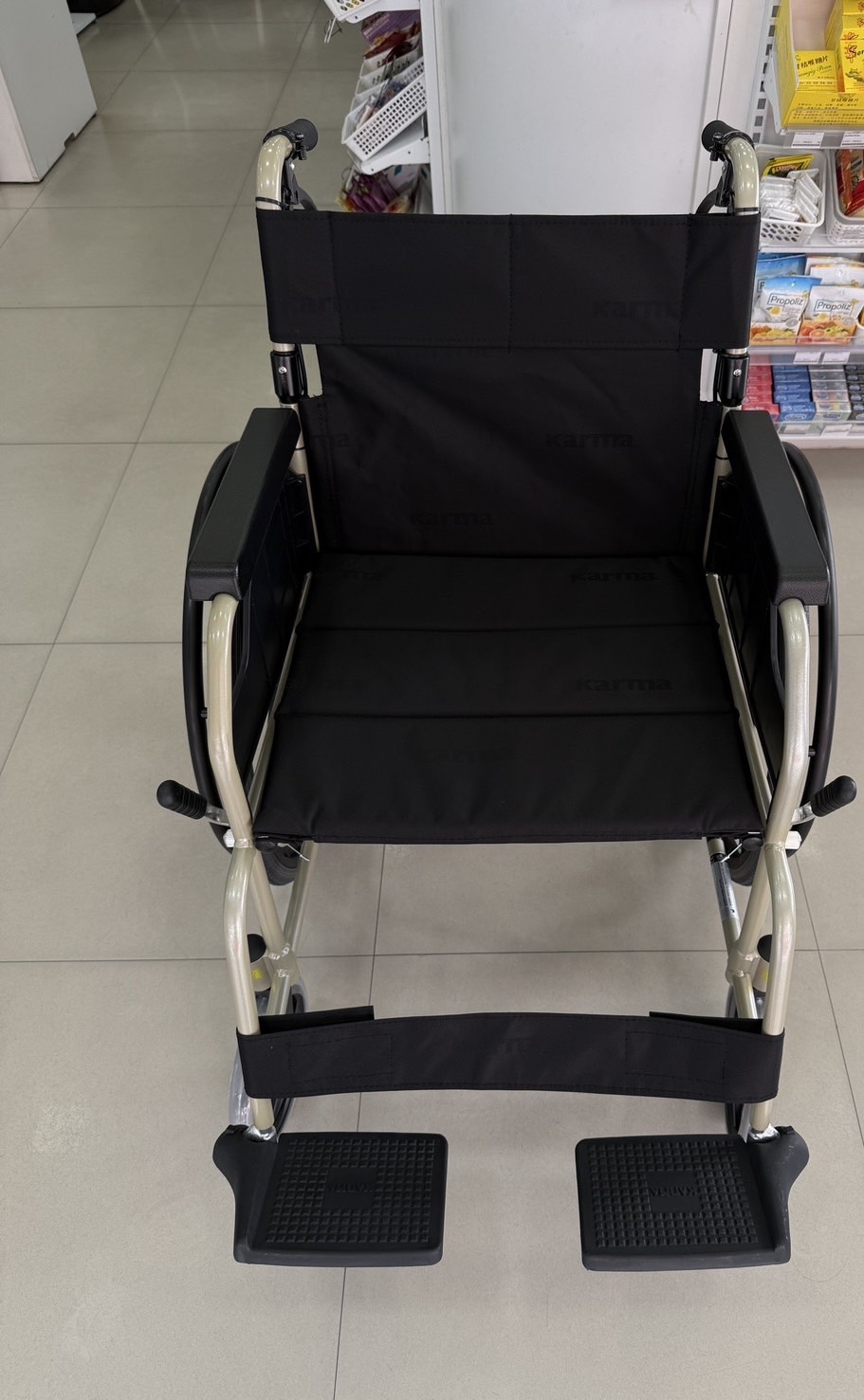 รถเข็นอลูมินัมอัลลอยด์คาร์ม่า รุ่น KM-1500 (KARMA KM-1500) ดีไซน์คลาสสิค ทนทาน เบาะกว้าง 18 นิ้ว ล้อหลัง 24 นิ้ว ของแท้ รับประกันศูนย์ไทย 5 ปี