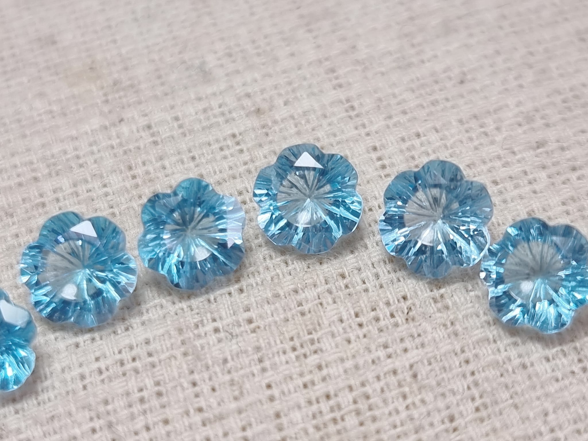 7.0mm. พลอยบลูโทปาส เจียรเหลี่ยมทรงดอกไม้ ชุดละ 1,250฿