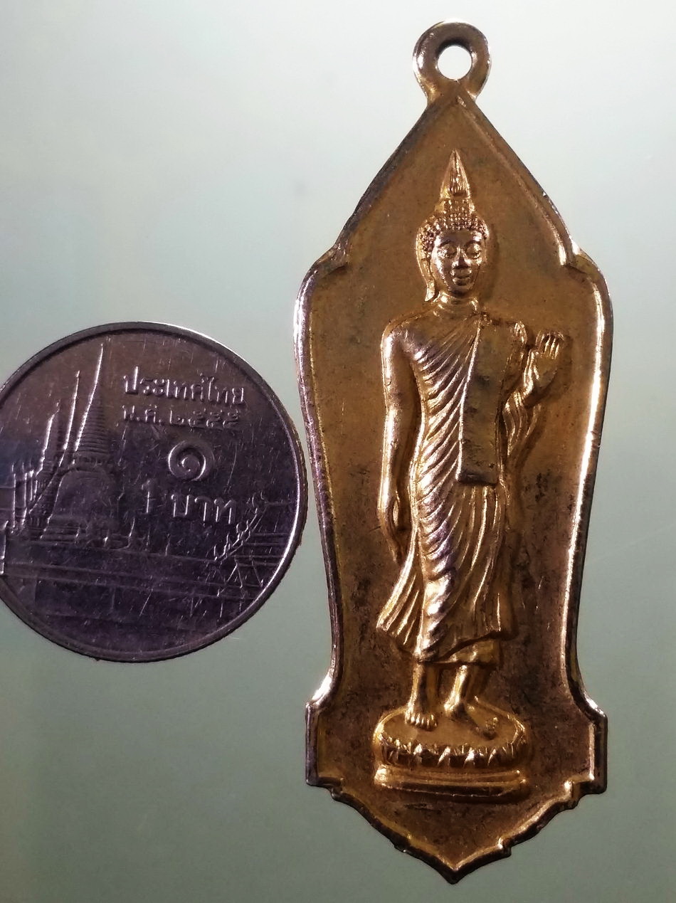 รหัสสินค้า เหรียญพระพุทธ 4121 เหรียญพระลีลาประทานพรกะไหล่ทอง พระพุทธมหามงคลนันทบุรีศรีเมืองน่าน สร้างปี 2542 ขนาดเมื่อเทียบกับเหรียญบาท