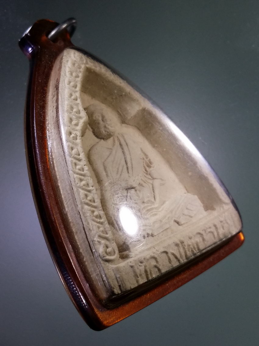 Antig LSD 475 พระผงรูปเหมือนหลวงพ่อวินัย จังหวัดชลบุรี เลี่ยมพลาสติกมาแต่เดิม ใช้งานได้อีกหลายปี