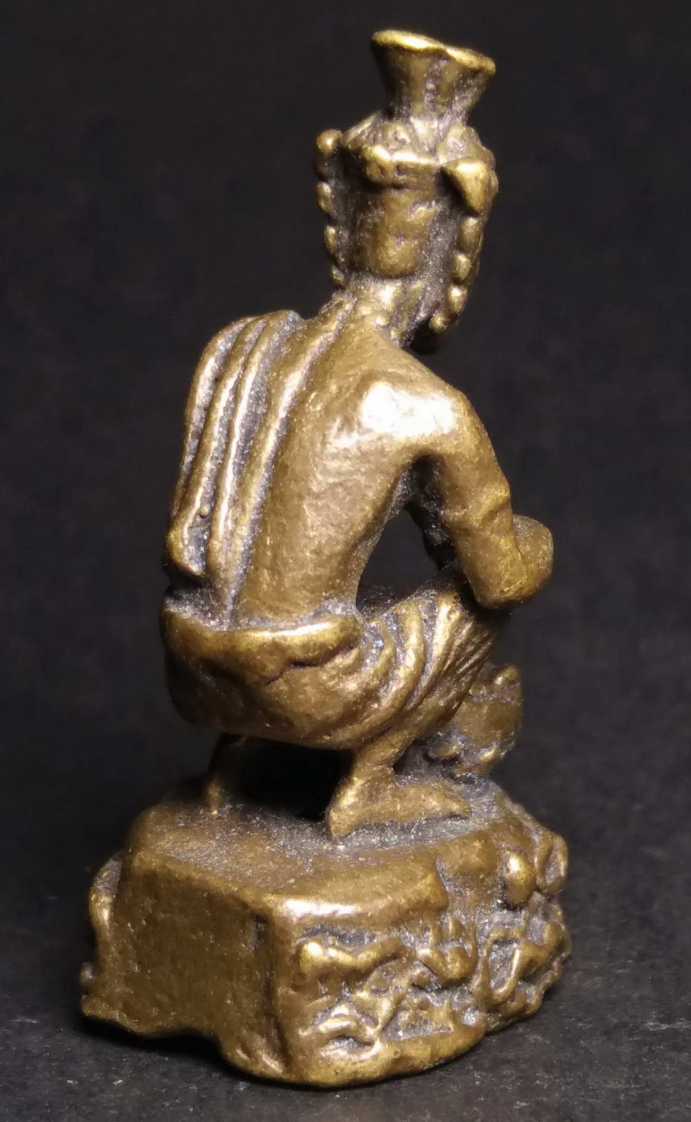 รหัสสินค้า พระกริ่ง พระหล่อ 117 รูปหล่อพระฤาษีนั่งบดยา เนื้อทองผสม เทช่อ หล่อก้นถ้วย ไม่ทราบสำนัก