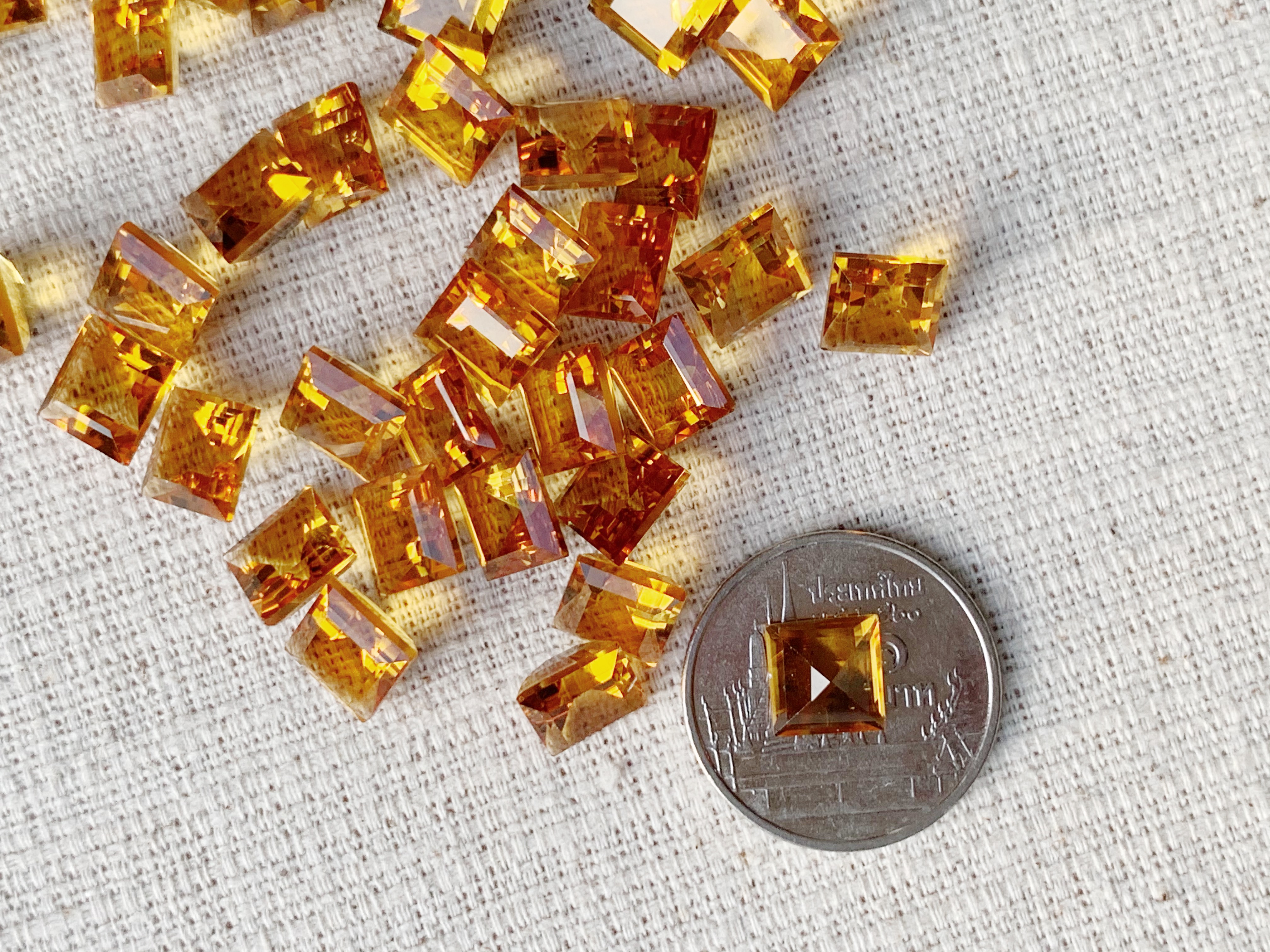 ซิทรินสี่เหลี่ยม 7x7 mm. 5 กะรัต