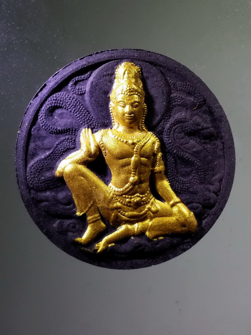 รหัสสินค้า พระมีกล่อง 3277 จตุคามรามเทพ รุ่นเศรษฐีทวีคูณ เนื้อว่านกากยายักษ์ทาทองบรอนซ์ ด้านหลัง ฝังโค๊ตทองแดง