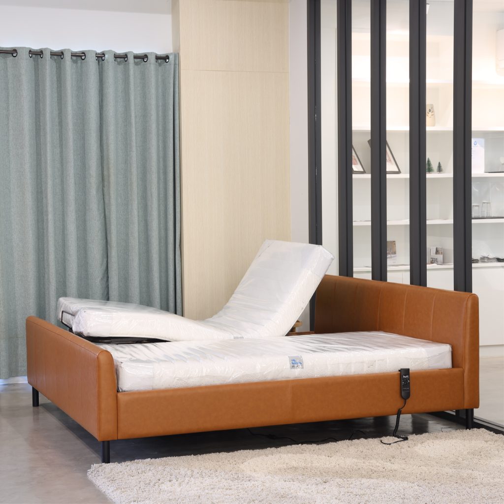 เตียงนอนเพื่อสุขภาพปรับไฟฟ้า PRIMERO DUAL BED สำหรับ 2 ท่าน ขนาด 6 ฟุต (3+3 Ft) + พร้อมที่นอนสุขภาพยางพาราแท้ + หมอนยางพารา + ชุดผ้าปูที่นอน ปลอกหมอน + แถมฟรี เก้าอี้นั่งอาบน้ำ
