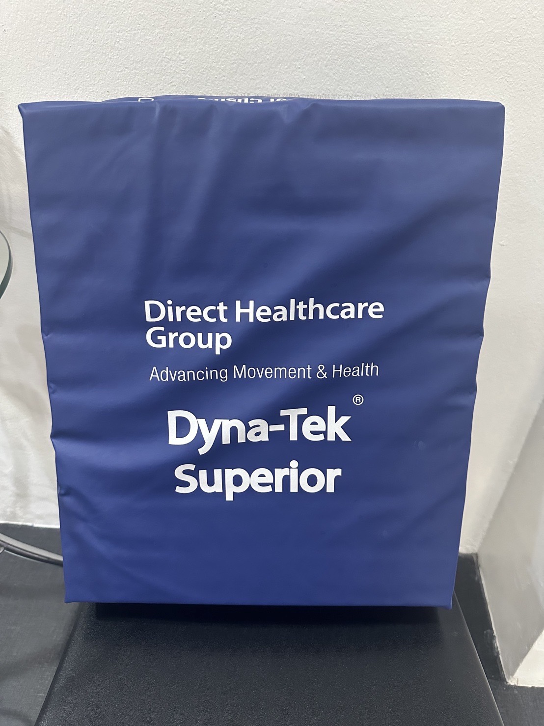 เบาะโฟมรองนั่งลดโอกาสการเกิดแผลกดทับ Dyna Tek Superior หนา 10 cm รับน้ำหนักได้ 127kg ผ้าคลุมเบาะกันน้ำ เหมาะสำหรับวีลแชร์ หรือเก้าอี้นั่งทั่วไป